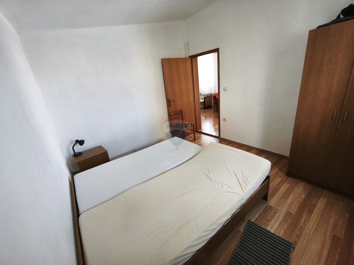 Hiša z dvema apartmajema in strešno teraso, 130 m od morja – Stupin, Rogoznica