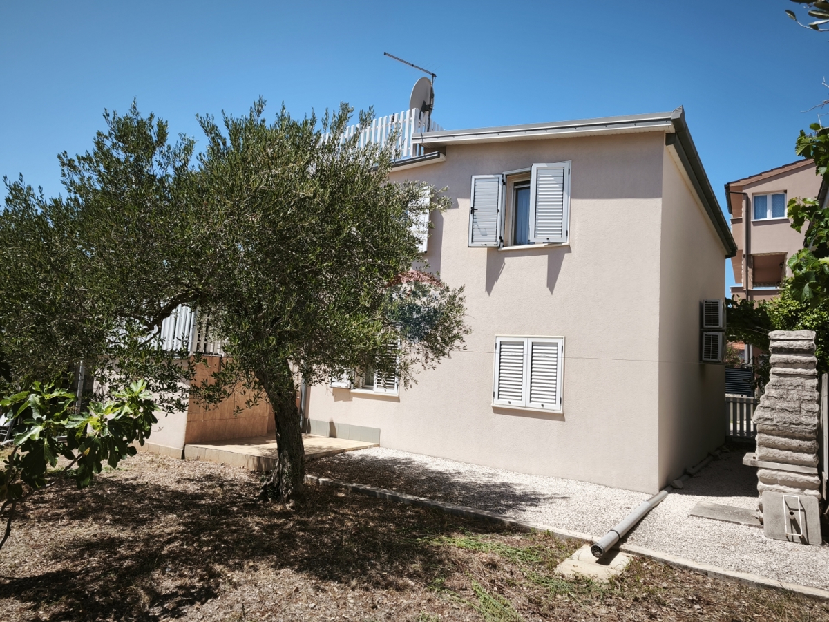 Hiša z dvema apartmajema in strešno teraso, 130 m od morja – Stupin, Rogoznica