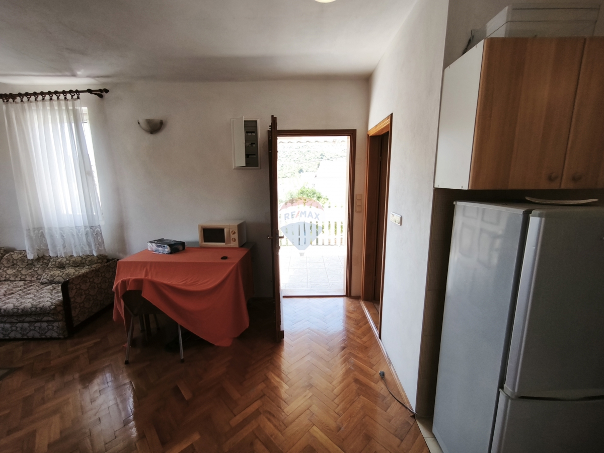 Hiša z dvema apartmajema in strešno teraso, 130 m od morja – Stupin, Rogoznica