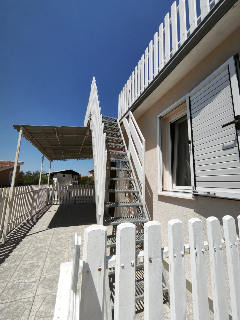 Hiša z dvema apartmajema in strešno teraso, 130 m od morja – Stupin, Rogoznica