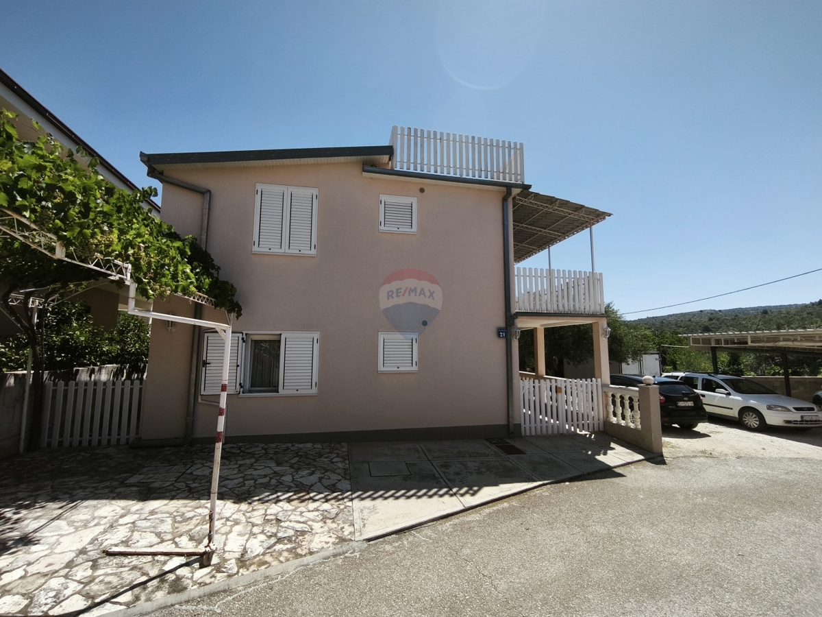 Hiša z dvema apartmajema in strešno teraso, 130 m od morja – Stupin, Rogoznica