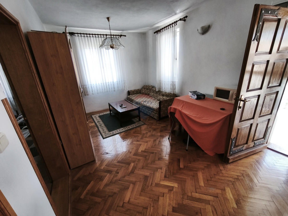 Hiša z dvema apartmajema in strešno teraso, 130 m od morja – Stupin, Rogoznica