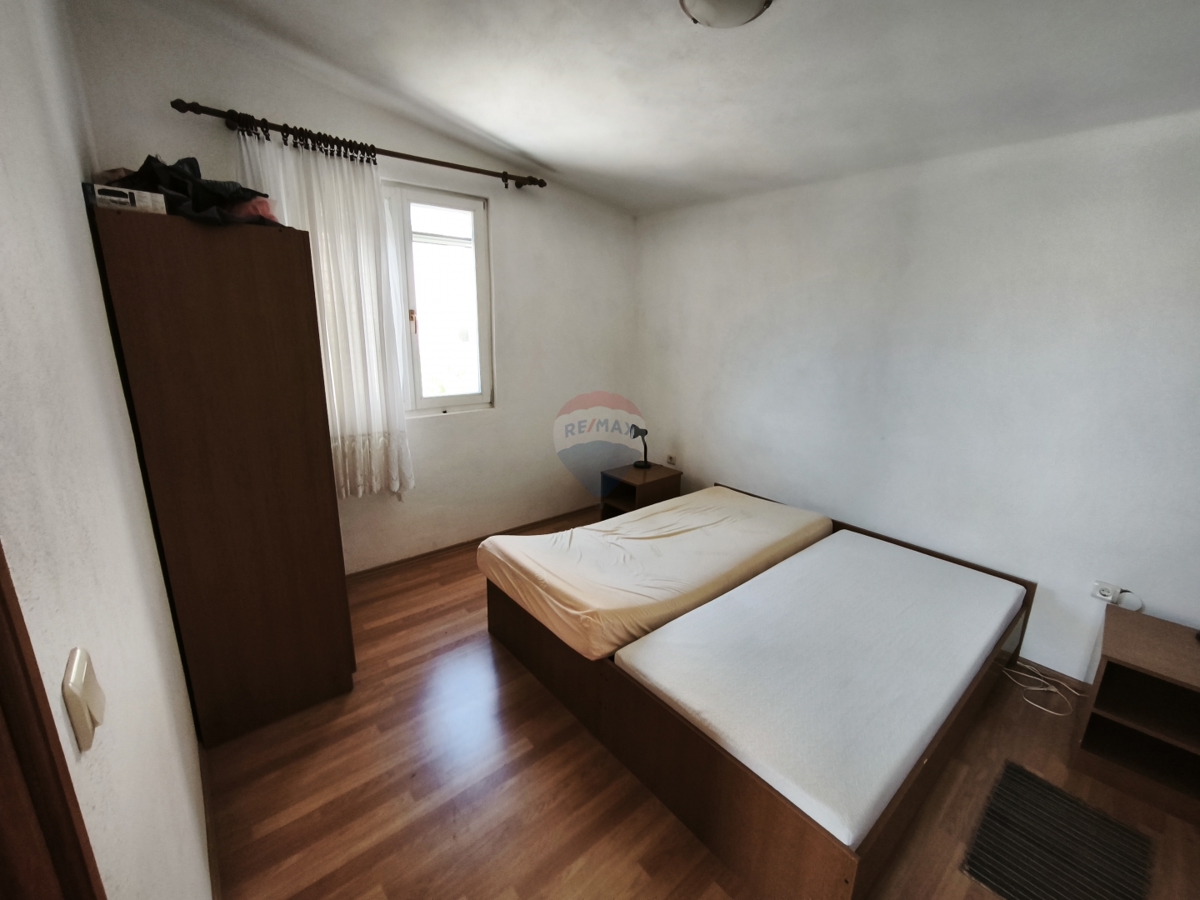 Hiša z dvema apartmajema in strešno teraso, 130 m od morja – Stupin, Rogoznica