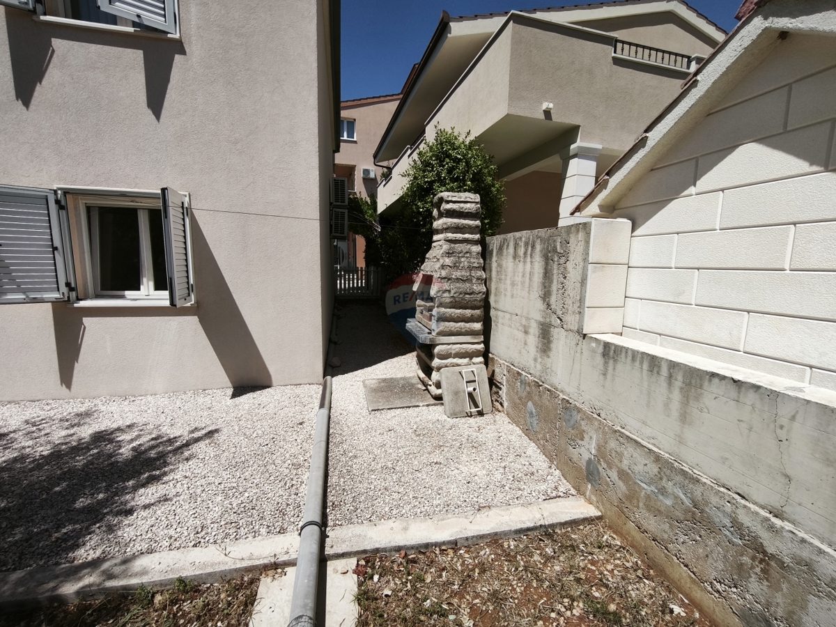 Hiša z dvema apartmajema in strešno teraso, 130 m od morja – Stupin, Rogoznica