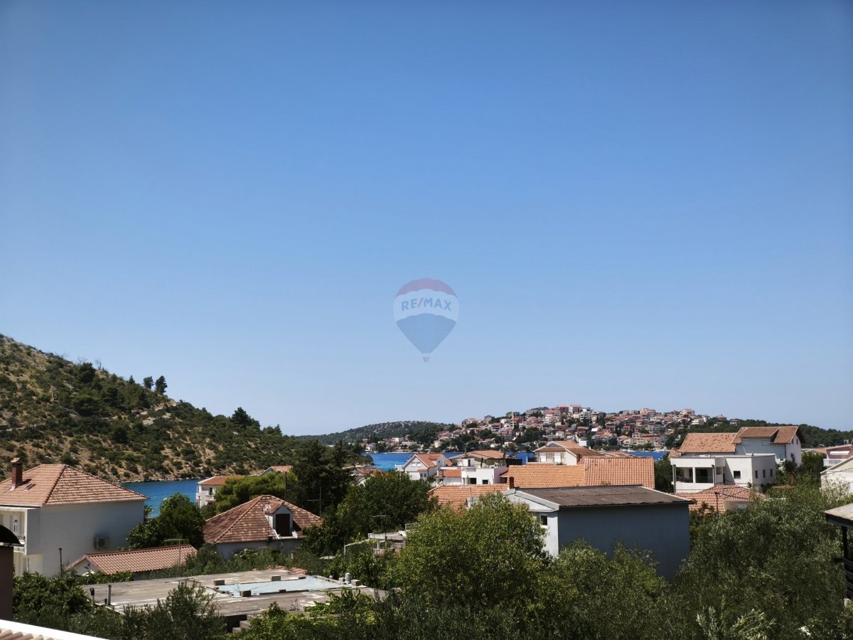 Hiša z dvema apartmajema in strešno teraso, 130 m od morja – Stupin, Rogoznica