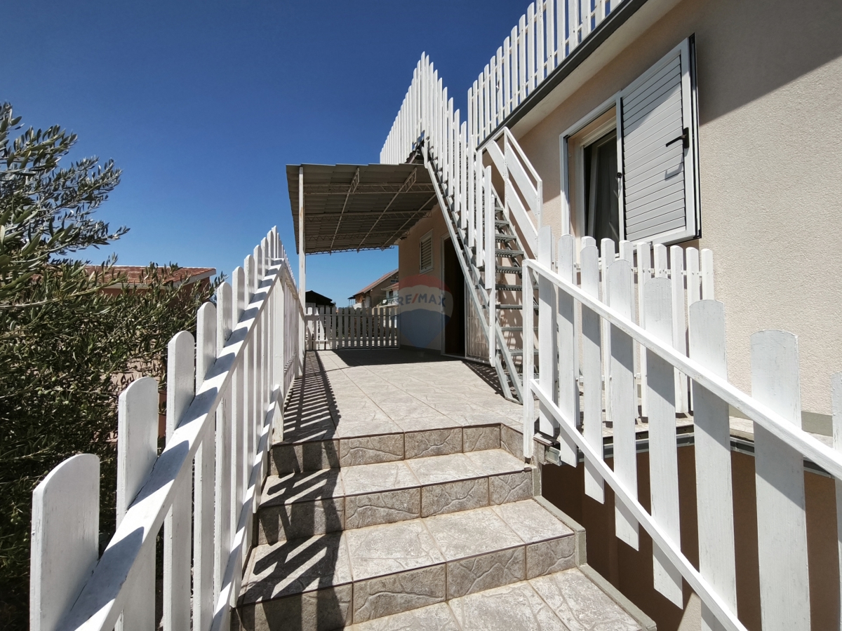 Hiša z dvema apartmajema in strešno teraso, 130 m od morja – Stupin, Rogoznica