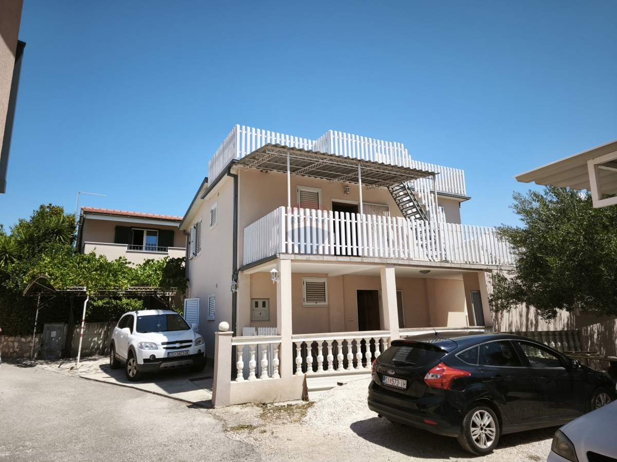 Hiša z dvema apartmajema in strešno teraso, 130 m od morja – Stupin, Rogoznica