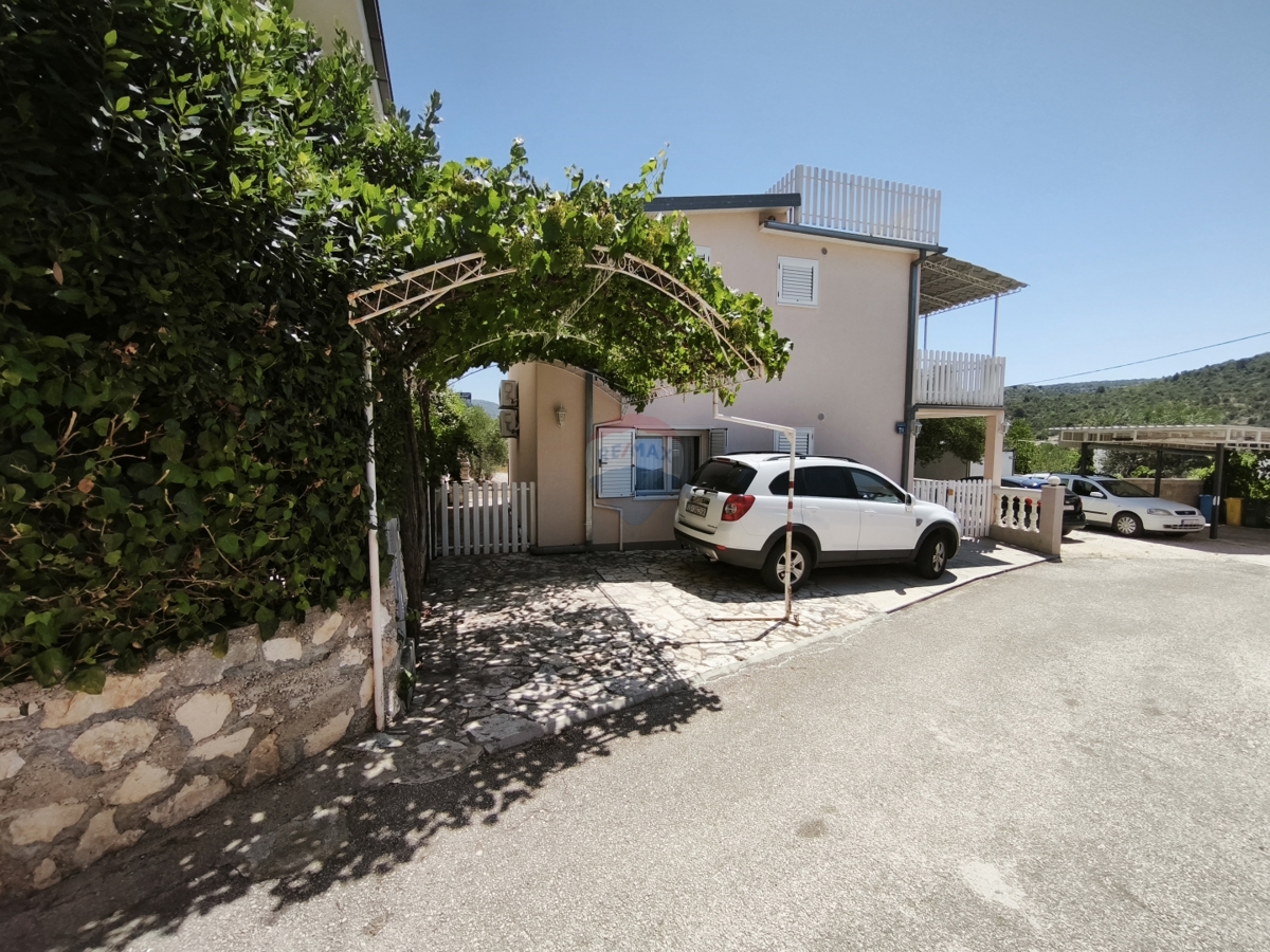 Hiša z dvema apartmajema in strešno teraso, 130 m od morja – Stupin, Rogoznica