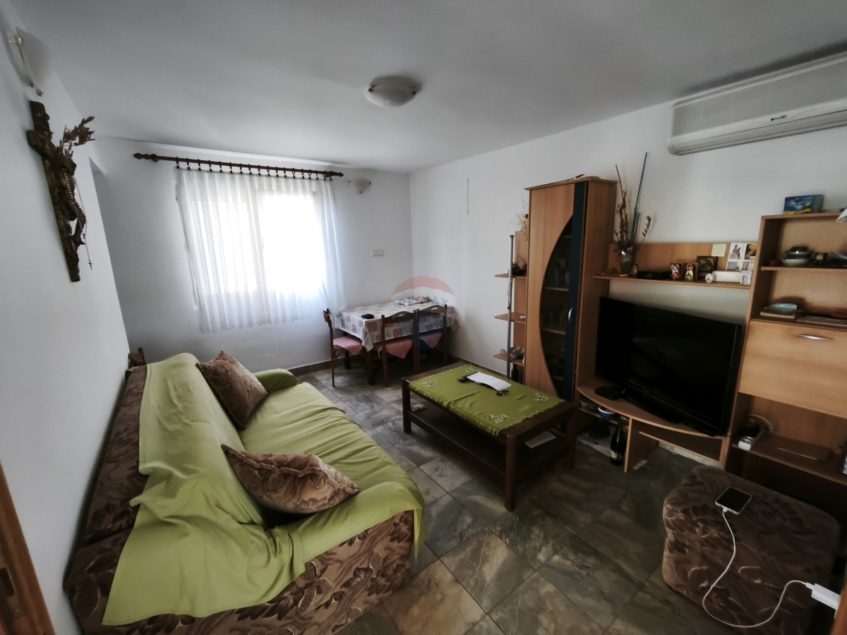 Hiša z dvema apartmajema in strešno teraso, 130 m od morja – Stupin, Rogoznica