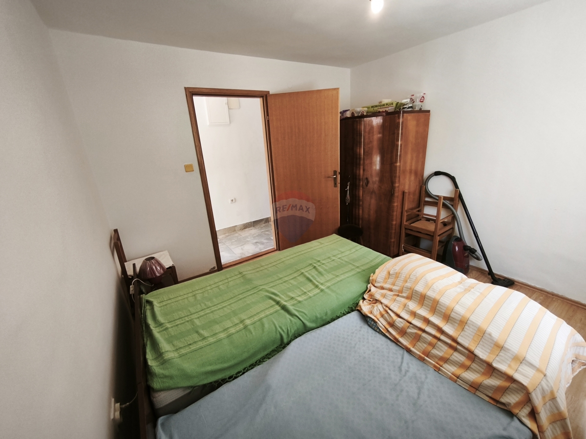 Hiša z dvema apartmajema in strešno teraso, 130 m od morja – Stupin, Rogoznica