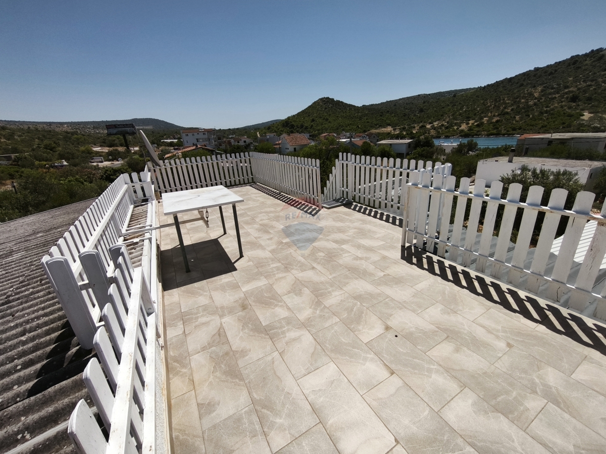Hiša z dvema apartmajema in strešno teraso, 130 m od morja – Stupin, Rogoznica