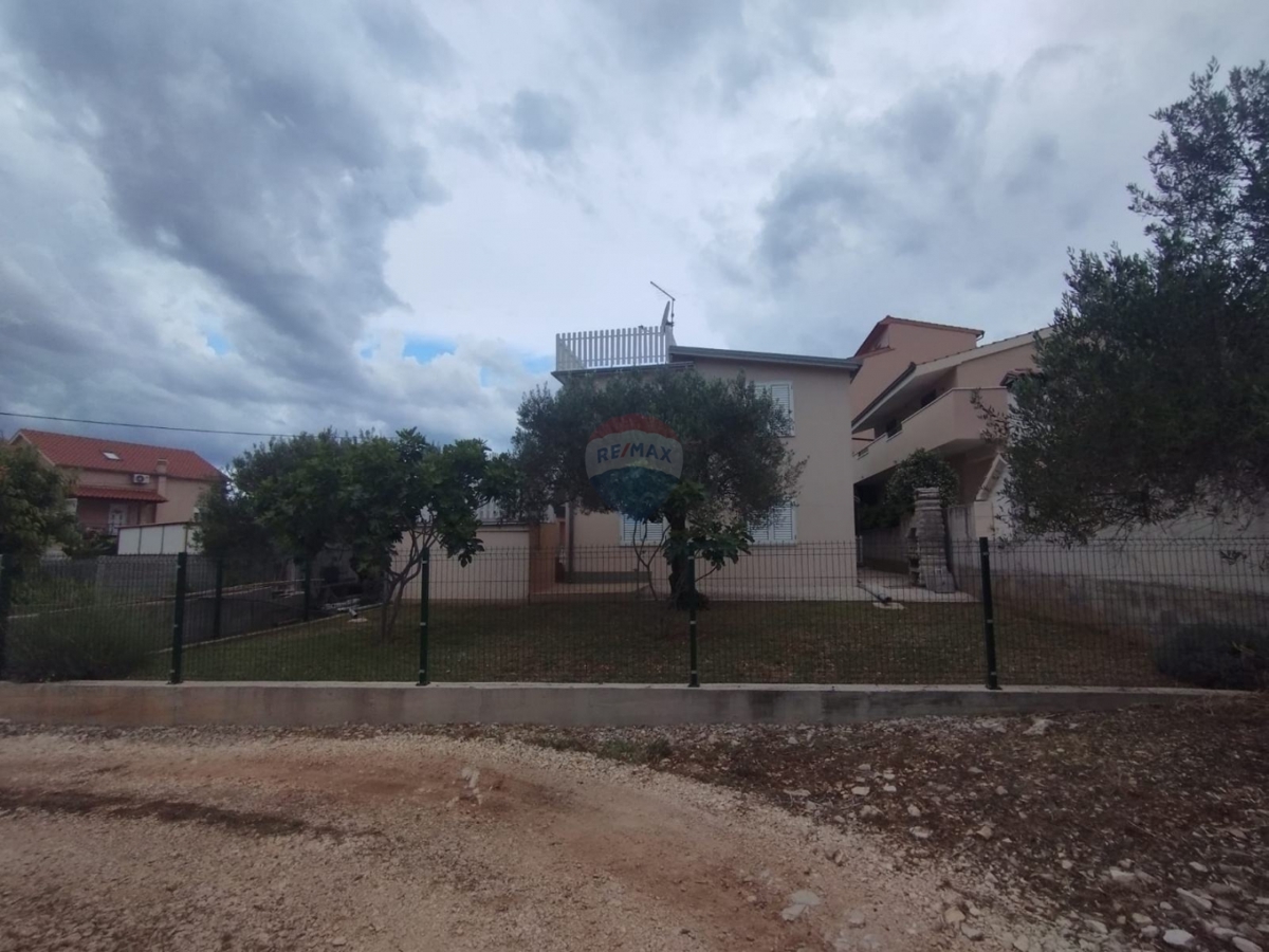 Hiša z dvema apartmajema in strešno teraso, 130 m od morja – Stupin, Rogoznica