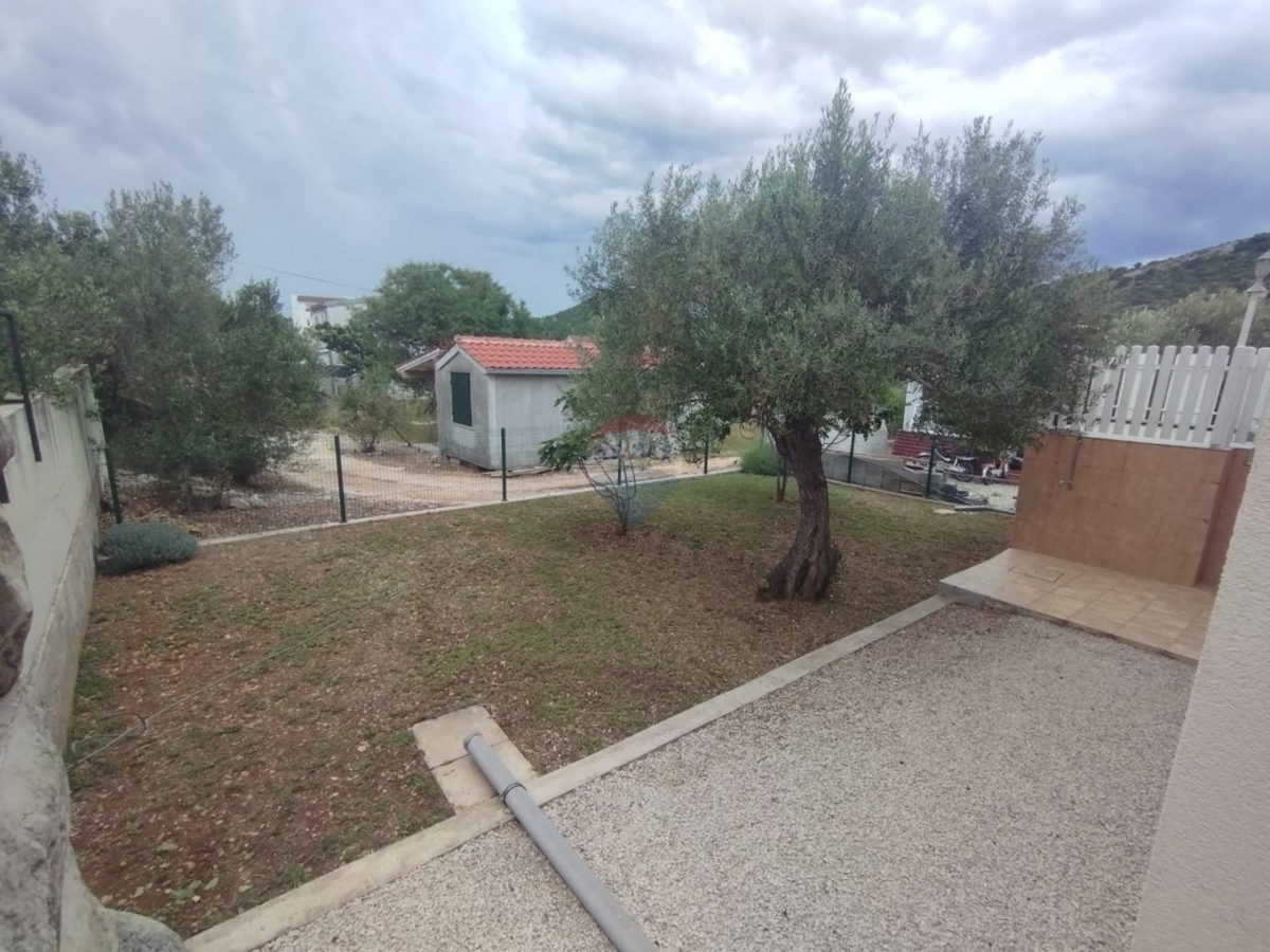 Hiša z dvema apartmajema in strešno teraso, 130 m od morja – Stupin, Rogoznica