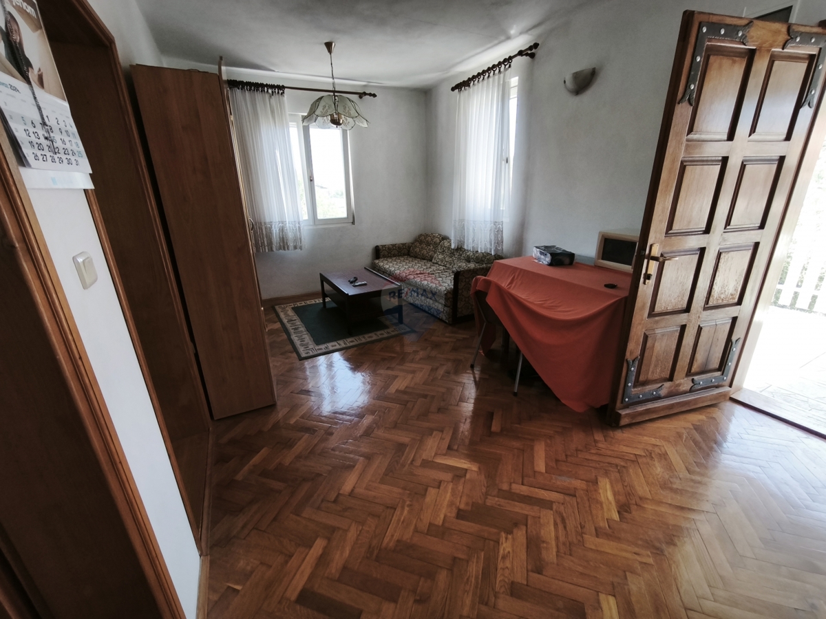 Hiša z dvema apartmajema in strešno teraso, 130 m od morja – Stupin, Rogoznica