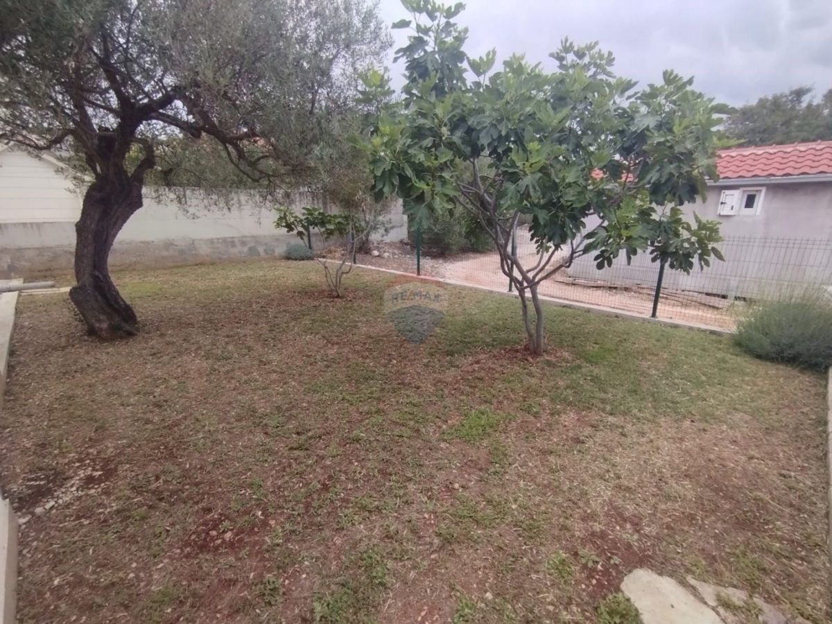 Hiša z dvema apartmajema in strešno teraso, 130 m od morja – Stupin, Rogoznica