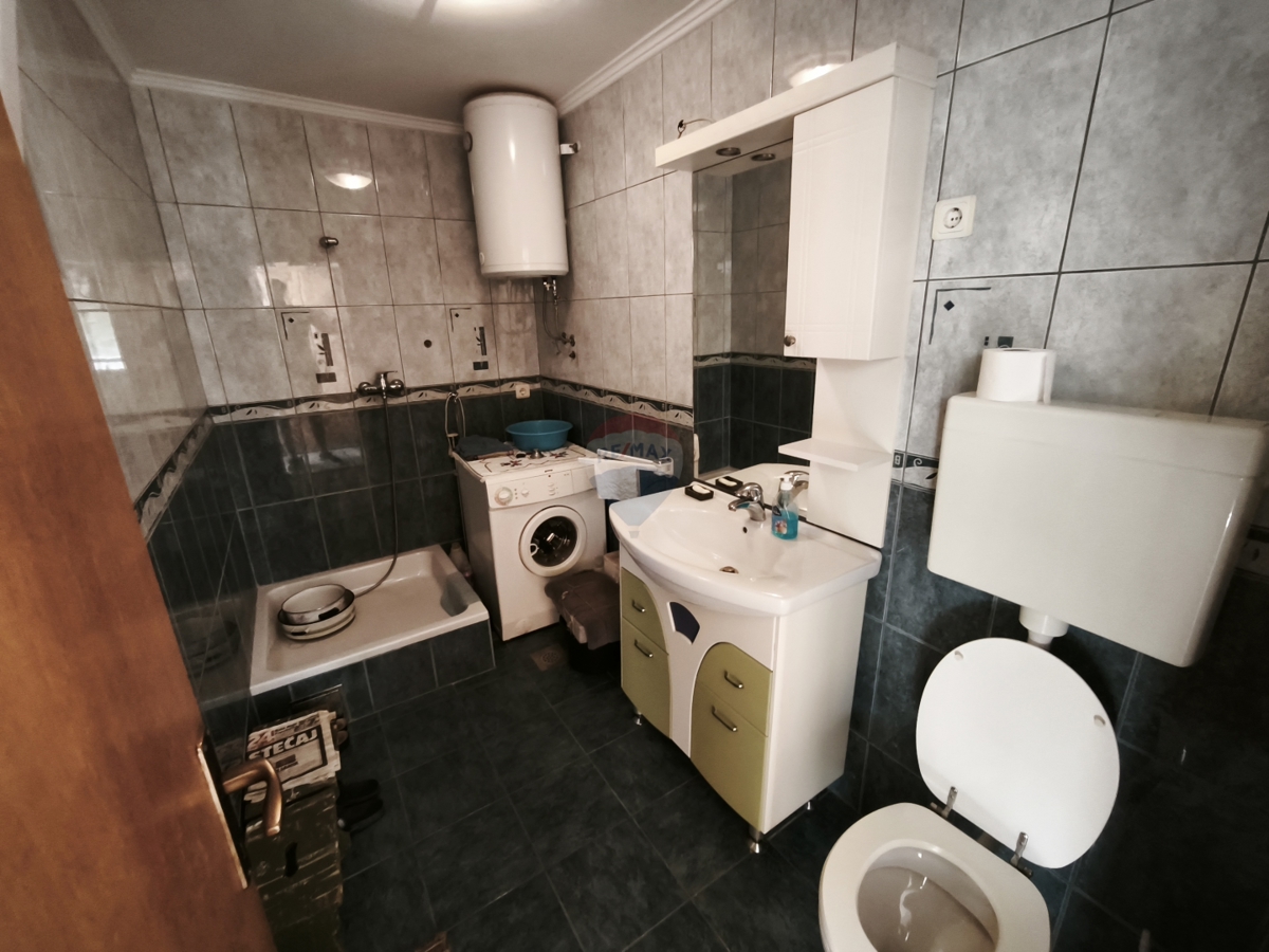 Hiša z dvema apartmajema in strešno teraso, 130 m od morja – Stupin, Rogoznica