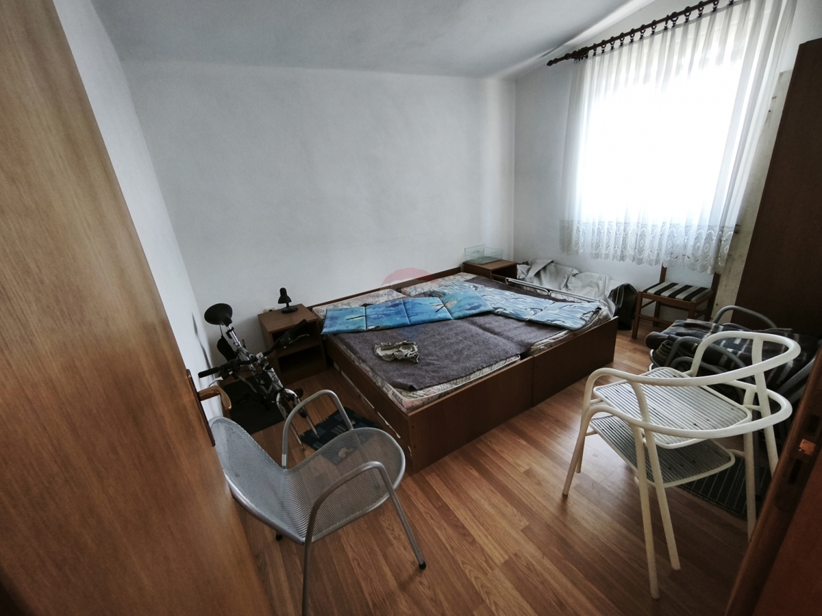 Hiša z dvema apartmajema in strešno teraso, 130 m od morja – Stupin, Rogoznica