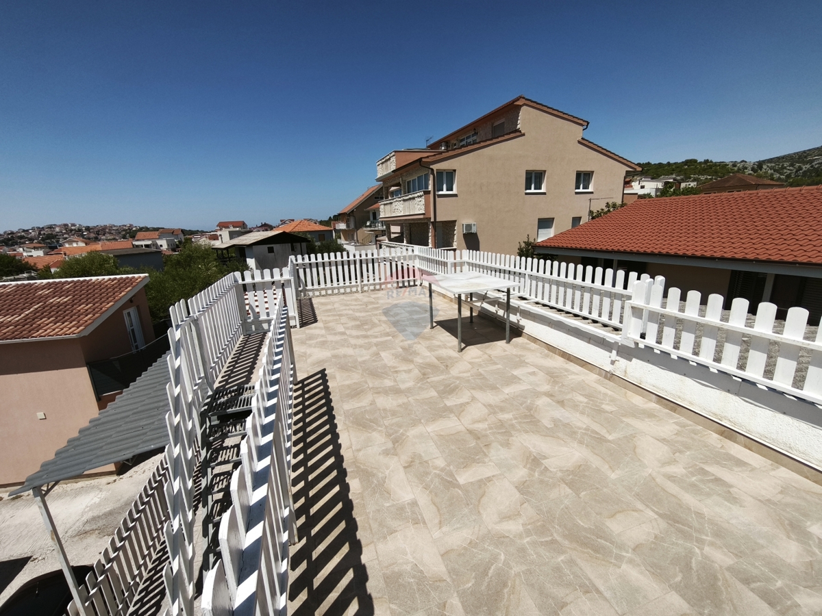 Hiša z dvema apartmajema in strešno teraso, 130 m od morja – Stupin, Rogoznica