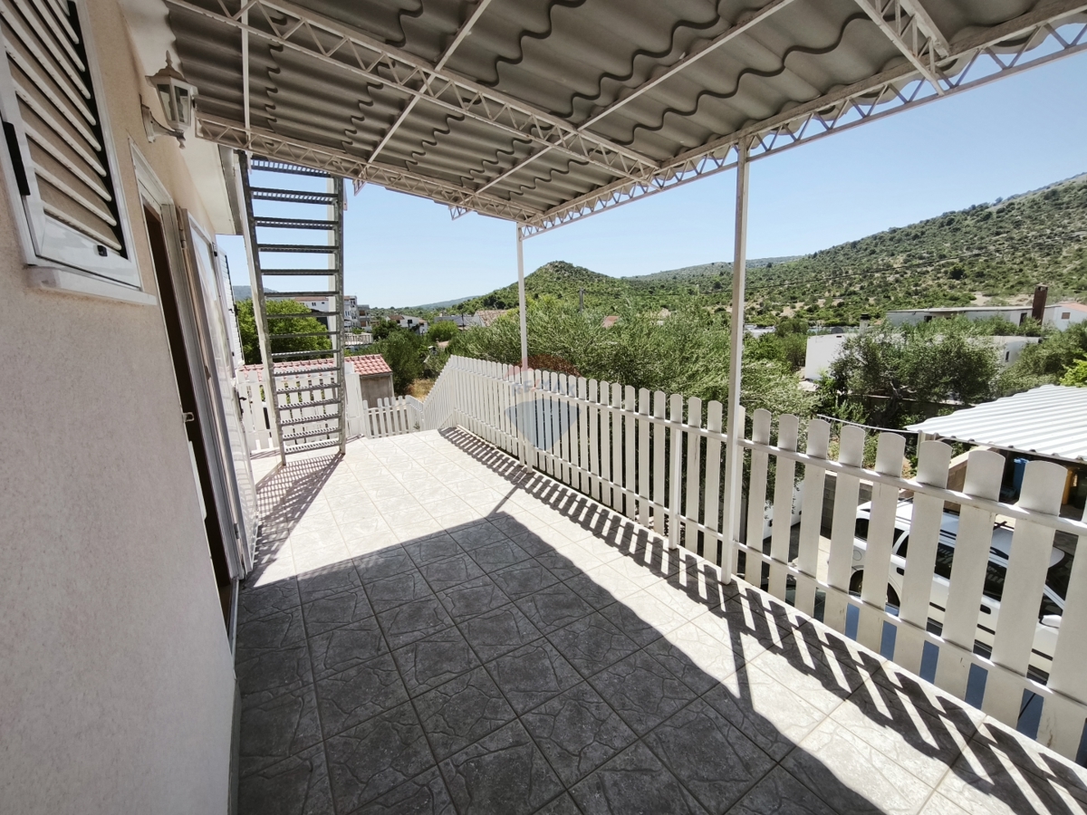 Hiša z dvema apartmajema in strešno teraso, 130 m od morja – Stupin, Rogoznica