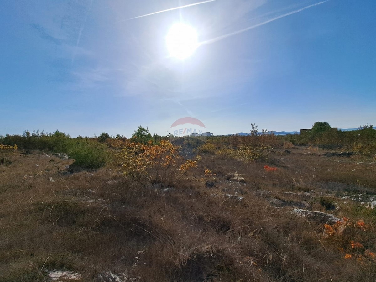 Atraktivno gradbeno zemljišče 4229 m2 - Vodice