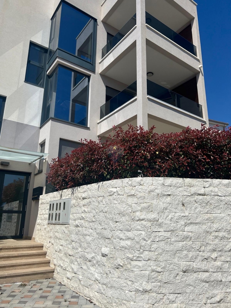 LUKSUZNO MODERNO OPREMLJENO STANOVANJE 98,33 m2 - PRIMOŠTEN