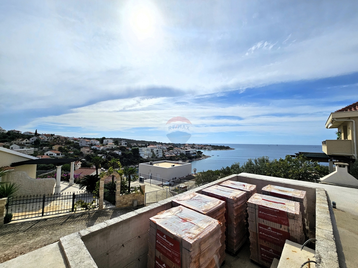 Zemljišče z vilo v izgradnji, Rogoznica