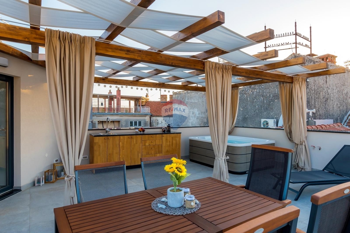 Apartmajska hiša s poslovnimi prostori v središču Šibenika – odlična naložbena priložnost!