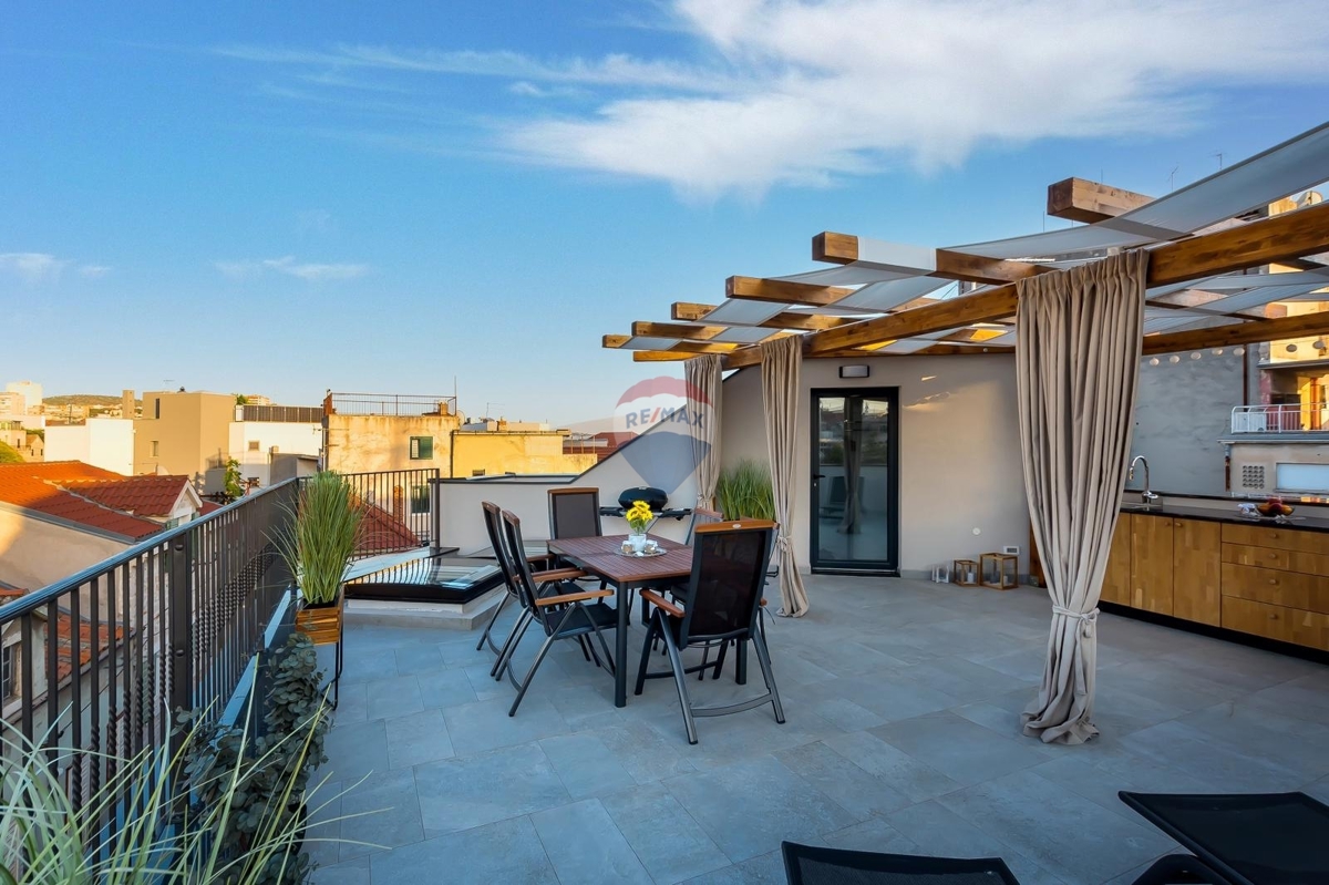 Apartmajska hiša s poslovnimi prostori v središču Šibenika – odlična naložbena priložnost!