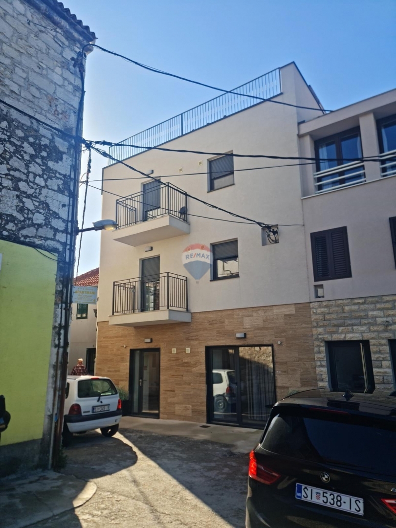 Apartmajska hiša s poslovnimi prostori v središču Šibenika – odlična naložbena priložnost!