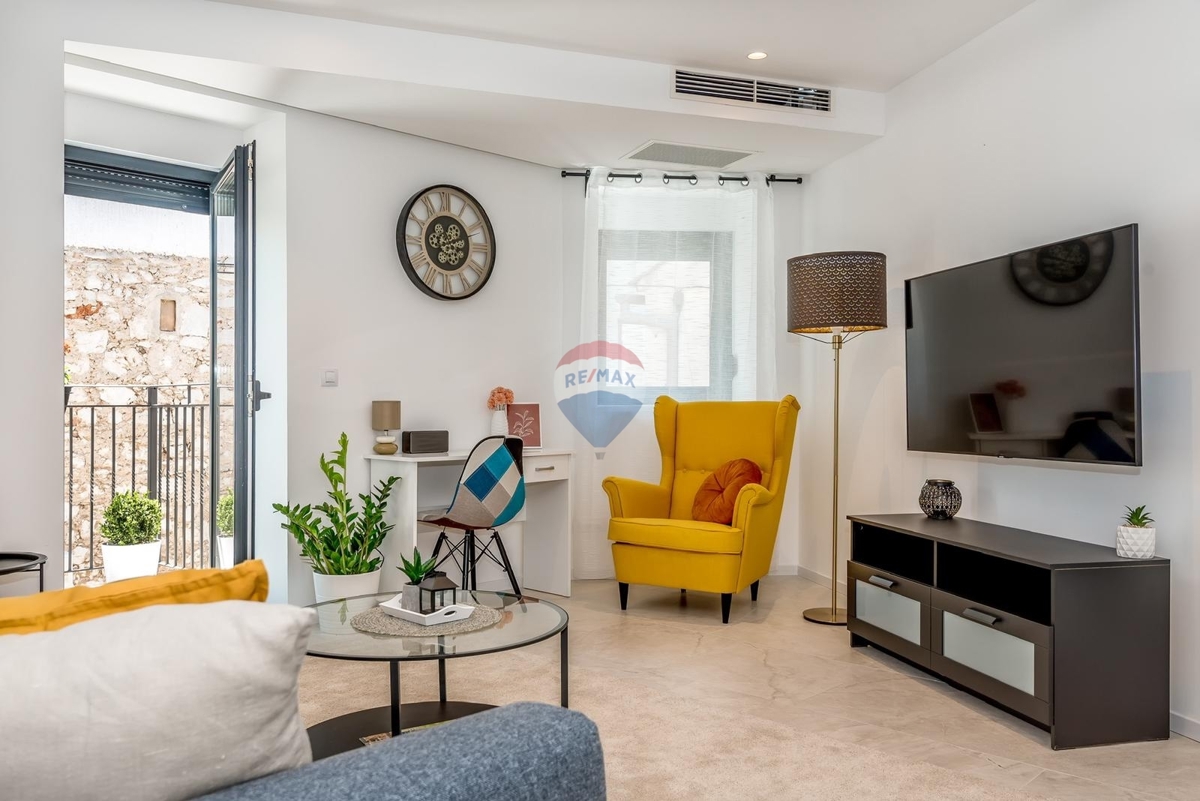 Apartmajska hiša s poslovnimi prostori v središču Šibenika – odlična naložbena priložnost!