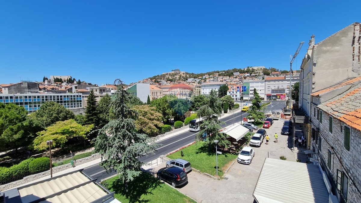 Apartmajska hiša s poslovnimi prostori v središču Šibenika – odlična naložbena priložnost!