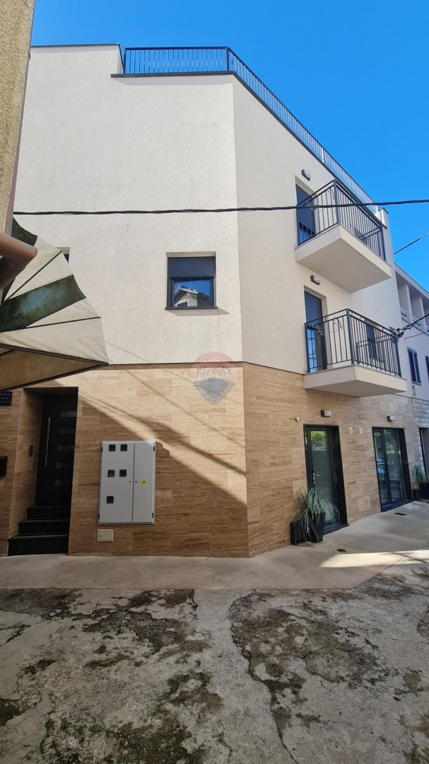 Apartmajska hiša s poslovnimi prostori v središču Šibenika – odlična naložbena priložnost!