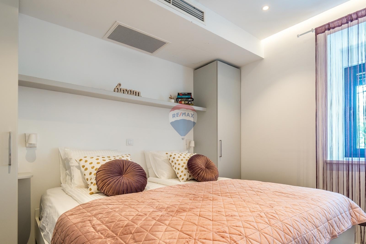 Apartmajska hiša s poslovnimi prostori v središču Šibenika – odlična naložbena priložnost!