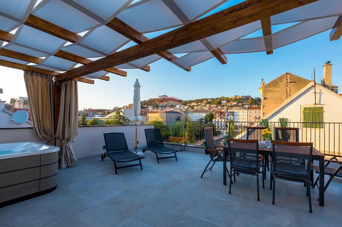 Apartmajska hiša s poslovnimi prostori v središču Šibenika – odlična naložbena priložnost!