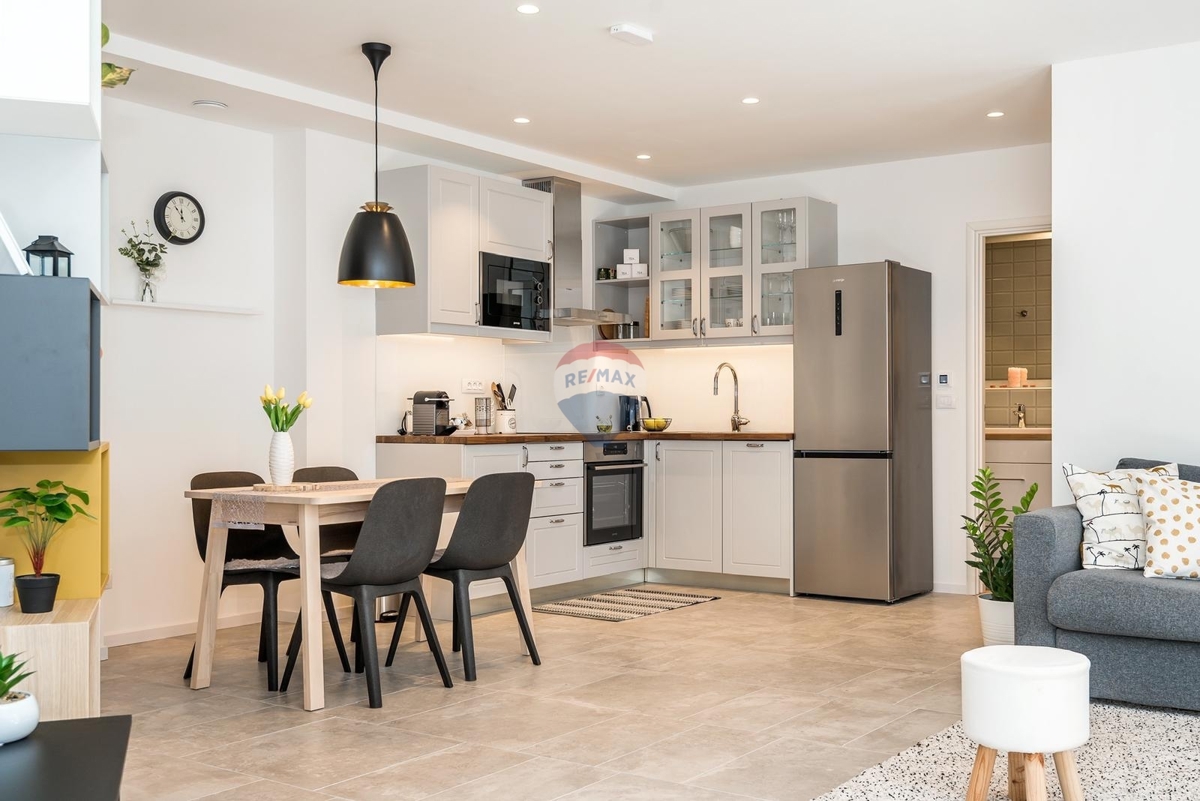 Apartmajska hiša s poslovnimi prostori v središču Šibenika – odlična naložbena priložnost!