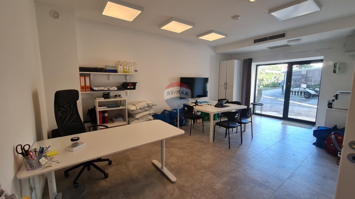 Apartmajska hiša s poslovnimi prostori v središču Šibenika – odlična naložbena priložnost!