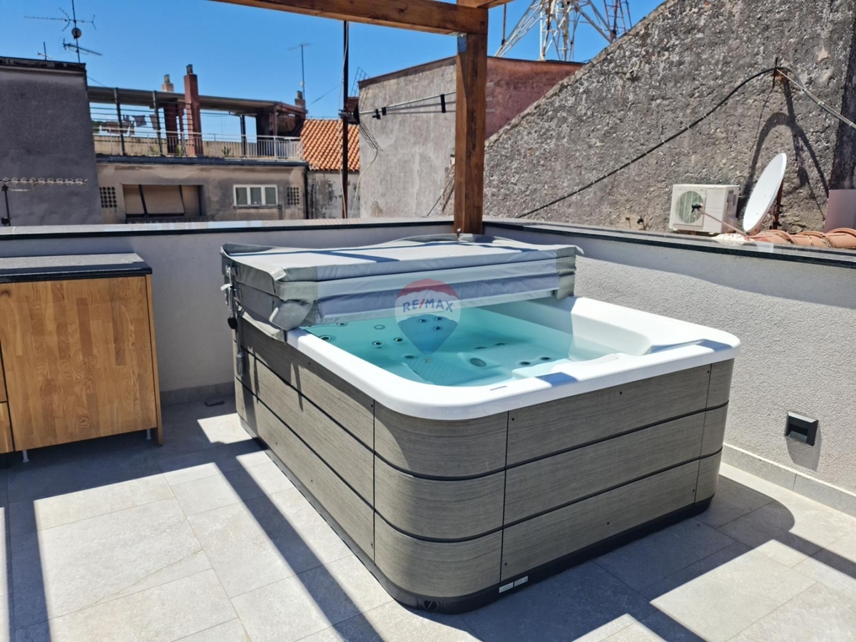 Apartmajska hiša s poslovnimi prostori v središču Šibenika – odlična naložbena priložnost!