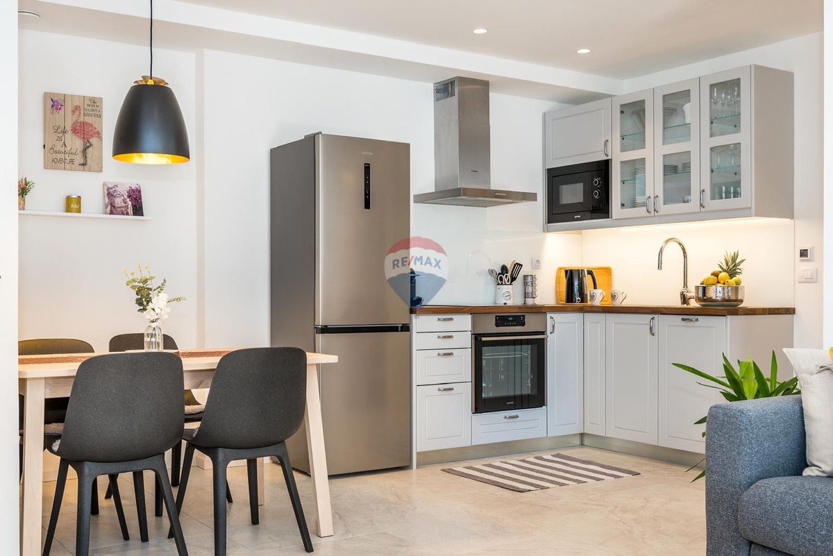 Apartmajska hiša s poslovnimi prostori v središču Šibenika – odlična naložbena priložnost!