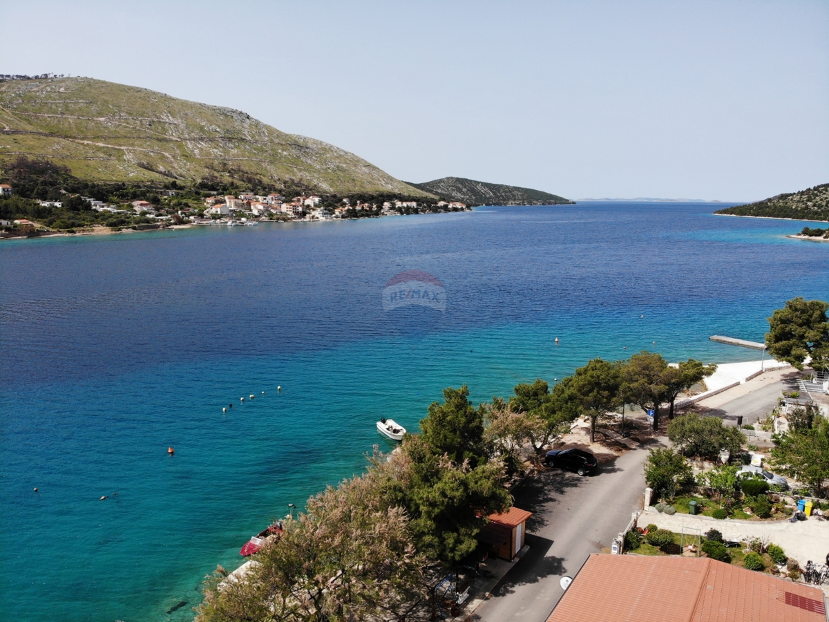 Hiša s prostornim vrtom, prva vrsta do morja, Grebaštica