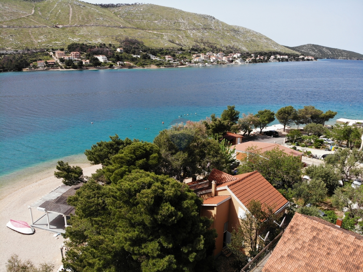 Hiša s prostornim vrtom, prva vrsta do morja, Grebaštica