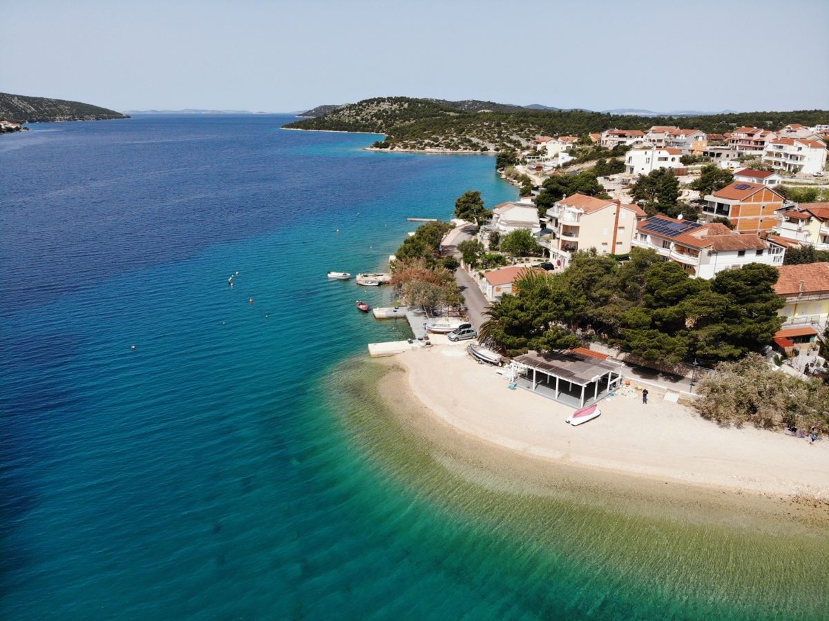 Hiša s prostornim vrtom, prva vrsta do morja, Grebaštica