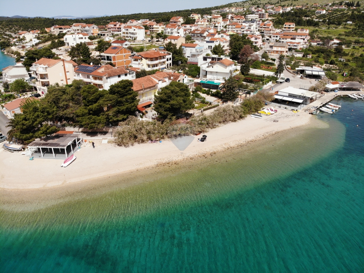 Hiša s prostornim vrtom, prva vrsta do morja, Grebaštica