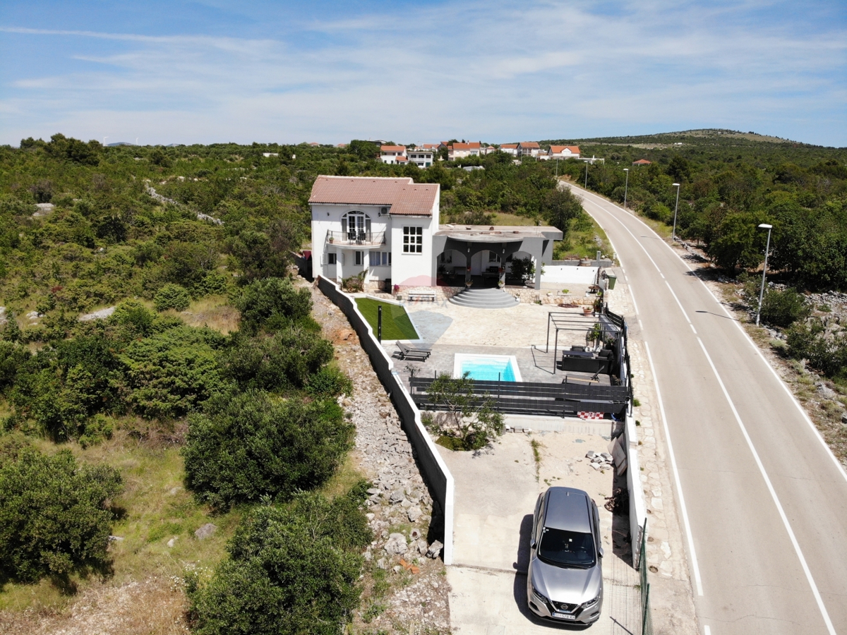 Dvosobno stanovanje z bazenom in garažo v pritličju - mirna lokacija, Vadalj