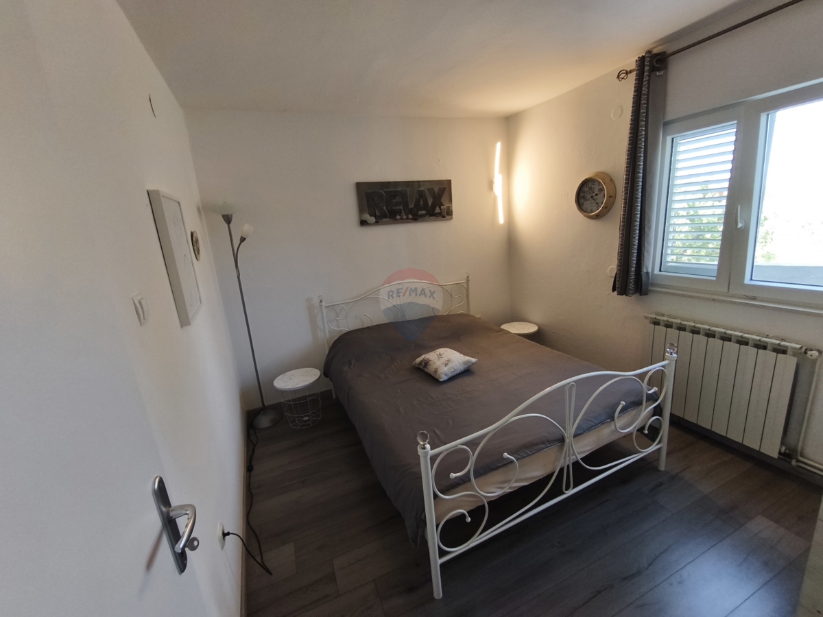 Dvosobno stanovanje z bazenom in garažo v pritličju - mirna lokacija, Vadalj
