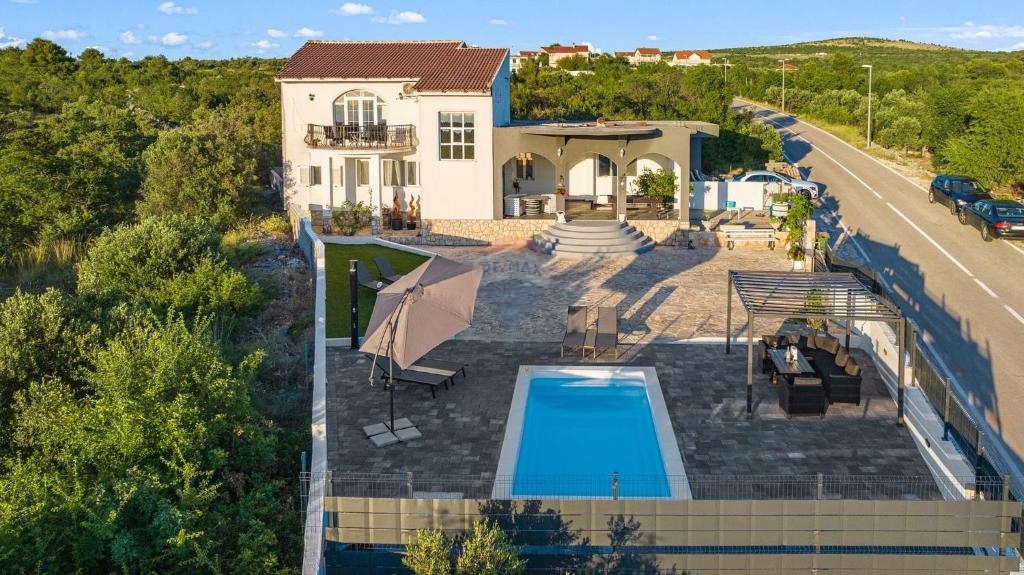 Dvosobno stanovanje z bazenom in garažo v pritličju - mirna lokacija, Vadalj