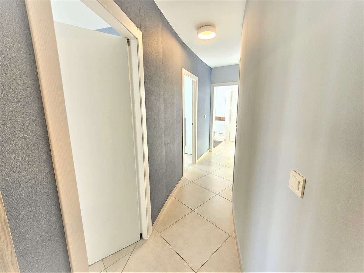 Luksuzne Nepremičnine Istra, prodajam stanovanje prvi red do morja, Umag