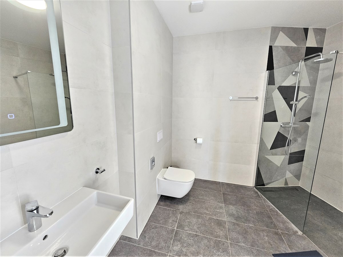 Luksuzne Nepremičnine Istra, prodajam stanovanje prvi red do morja, Umag