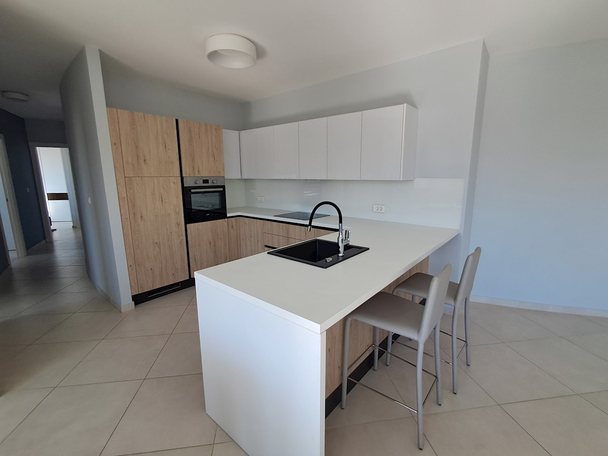 Luksuzne Nepremičnine Istra, prodajam stanovanje prvi red do morja, Umag