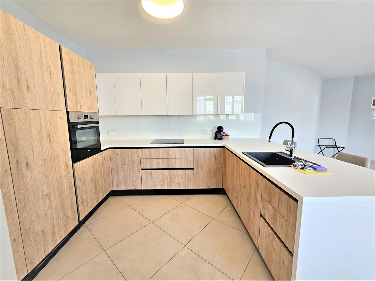 Luksuzne Nepremičnine Istra, prodajam stanovanje prvi red do morja, Umag