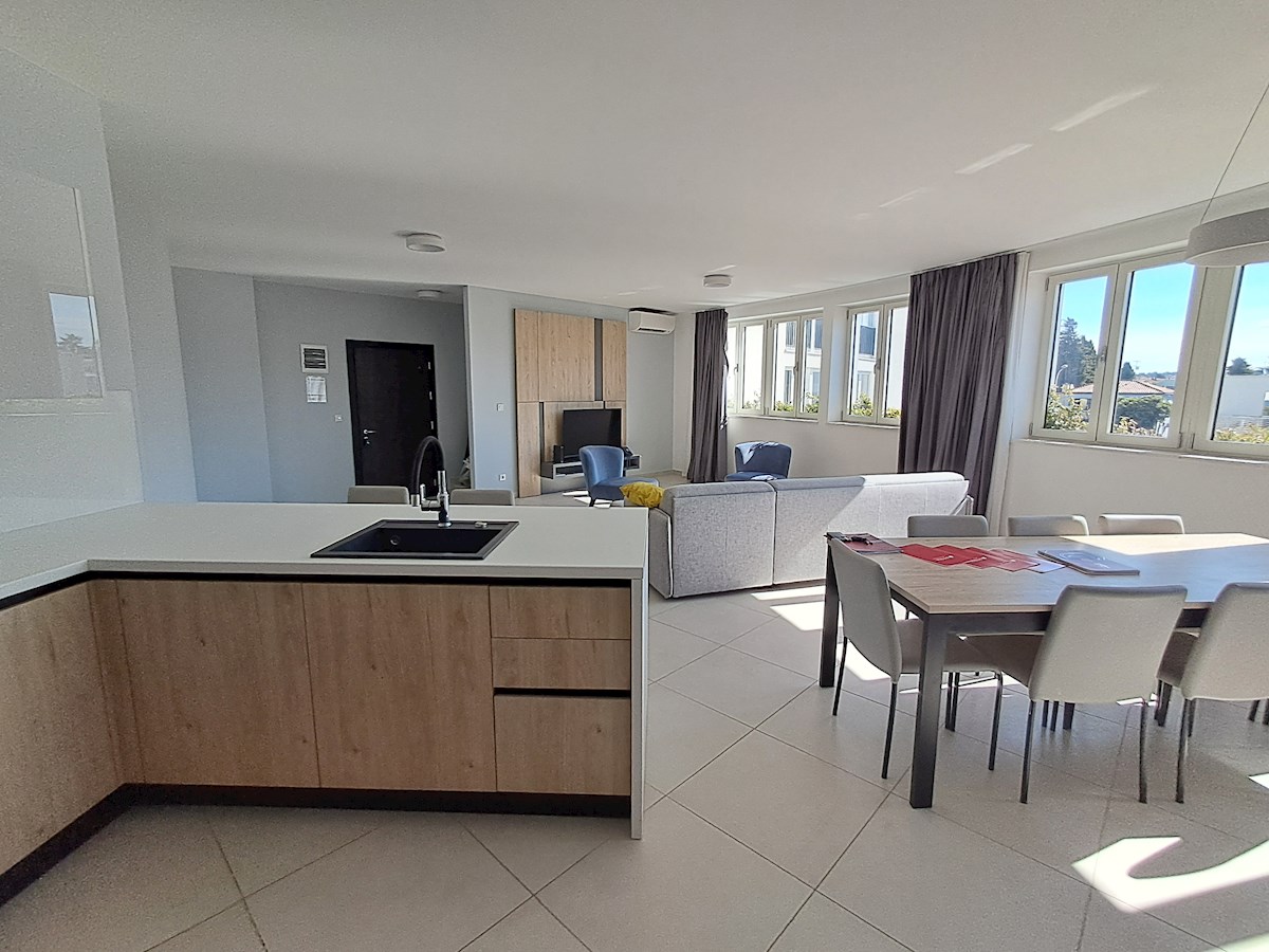 Luksuzne Nepremičnine Istra, prodajam stanovanje prvi red do morja, Umag